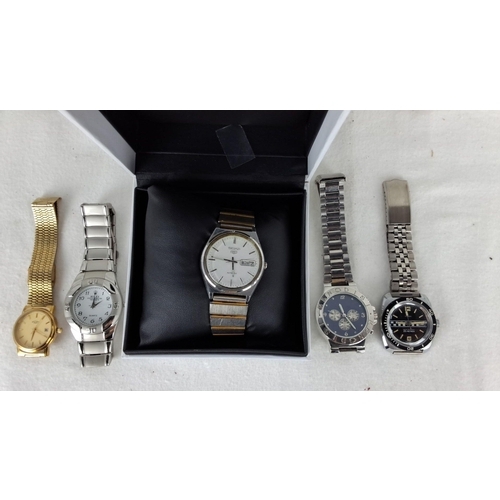 1188 - Set of five wristwatches, featuring different styles and brands, including a boxed watch. Mix of sta... 