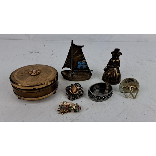 108 - Mixed lot of seven vintage items. This includes brass trinket boxes, brooches, a sailboat figurine, ... 