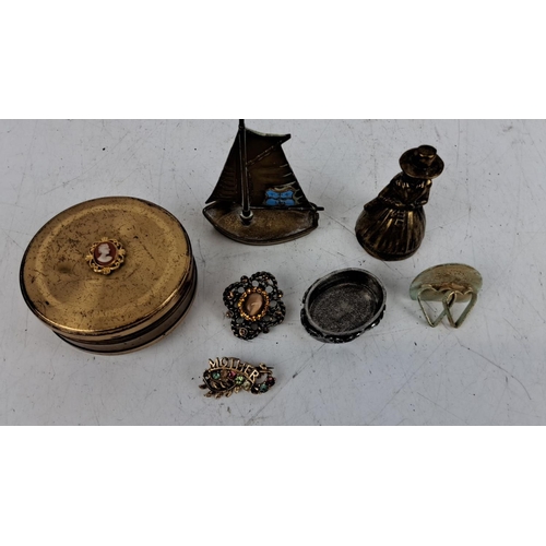 108 - Mixed lot of seven vintage items. This includes brass trinket boxes, brooches, a sailboat figurine, ... 