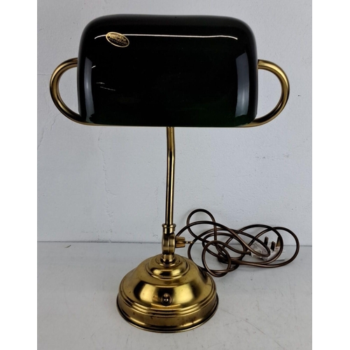 215 - Vintage brass banker’s lamp with emerald green glass shade. Classic design. Elegant and timeless pie... 