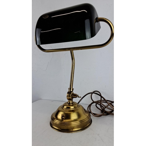 215 - Vintage brass banker’s lamp with emerald green glass shade. Classic design. Elegant and timeless pie... 