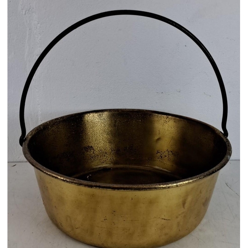 423 - Antique brass preserve pan with iron handle. Likely from the 19th century, diameter 42cm.