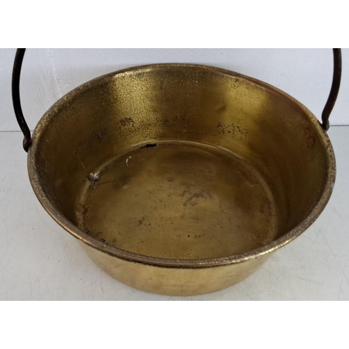 423 - Antique brass preserve pan with iron handle. Likely from the 19th century, diameter 42cm.