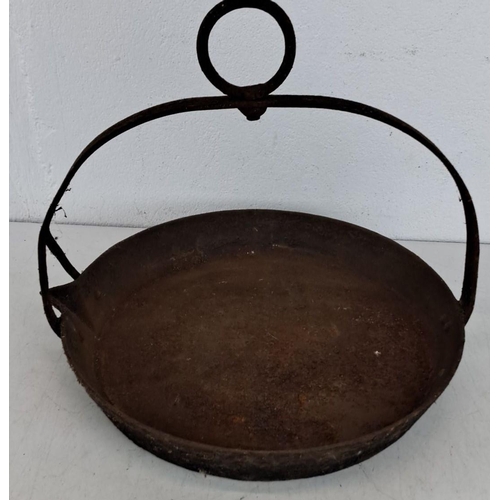 426 - A stunning antique cast iron 'Swain' pan, with Shamrock to base. A rare collectible piece, 31cm diam... 