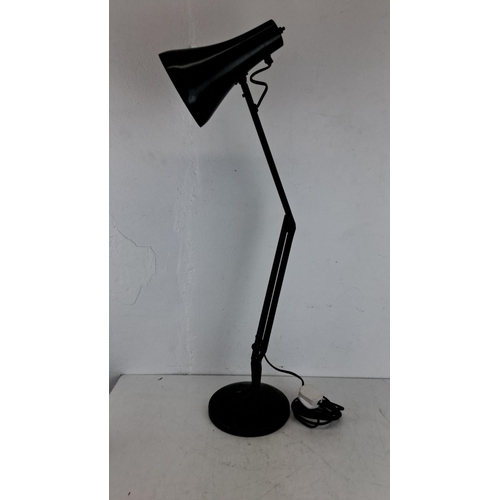 427 - Mid-Century Modern adjustable black desk lamp with a conical metal shade and a flexible arm, featuri... 