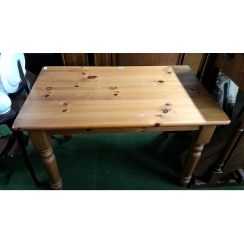 443 - Pine table with turned legs, features natural wood grain and knots.