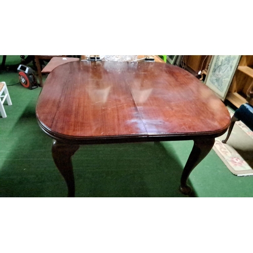 462 - Mahogany dining table with Queen Anne style legs.