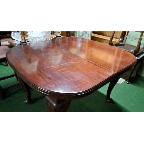 462 - Mahogany dining table with Queen Anne style legs.