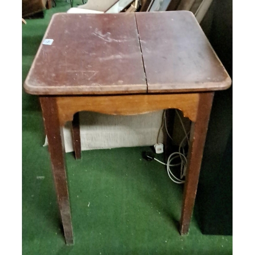 466 - Mahogany side table with drop-leaf top, likely from the early 20th century. Features a rectangular t... 