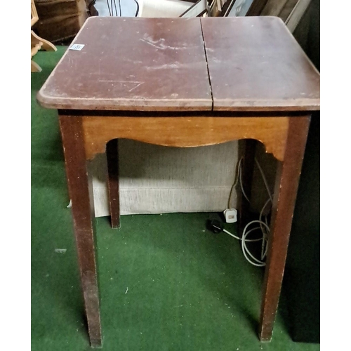 466 - Mahogany side table with drop-leaf top, likely from the early 20th century. Features a rectangular t... 