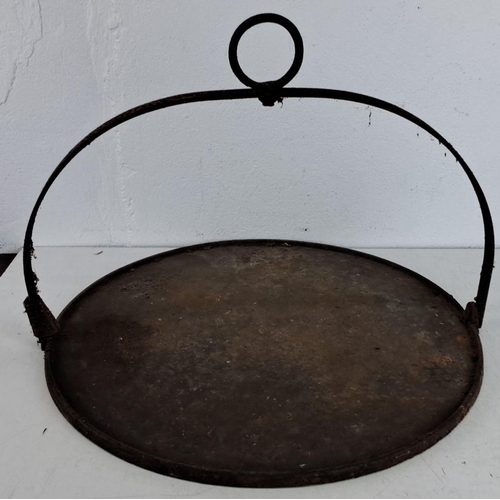 470 - Antique wrought iron griddle with handle, likely from the 19th century. Circular design with a flat,... 