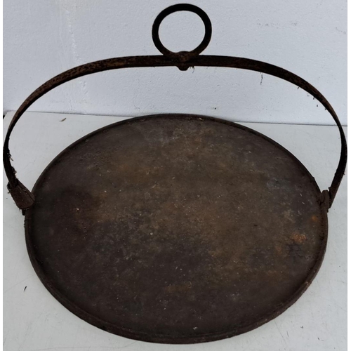 470 - Antique wrought iron griddle with handle, likely from the 19th century. Circular design with a flat,... 