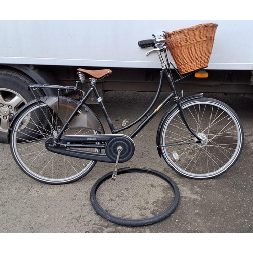 506 - Pashley classic black bicycle. Features a wicker basket and leather saddle. Includes practical rear ... 