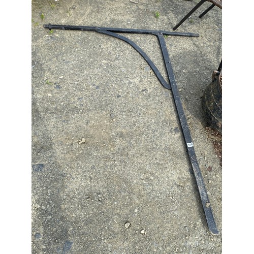 504 - Antique wrought iron fire crane. 157x125cm.