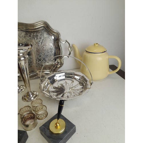 454 - Mixed lot of decorative metal items with various finishes including silver plate, brass etc. The lot... 