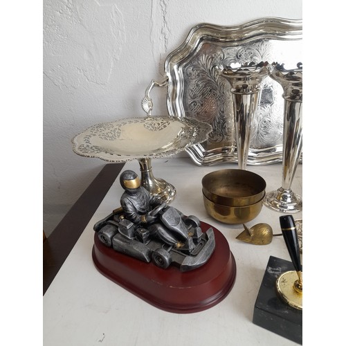 454 - Mixed lot of decorative metal items with various finishes including silver plate, brass etc. The lot... 