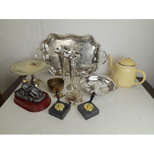 454 - Mixed lot of decorative metal items with various finishes including silver plate, brass etc. The lot... 