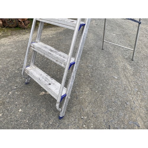 500 - Aluminum ladder with support platform. Features multiple steps for various height adjustments. Rugge... 