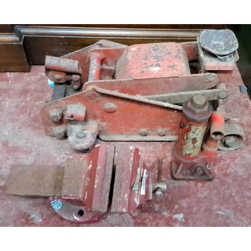 98 - Mixed lot featuring a vintage red bench vice, a hydraulic bottle jack, and a large trolley jack,.