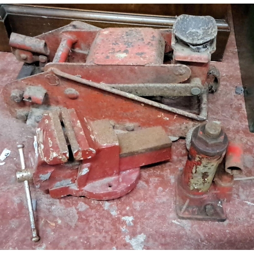 98 - Mixed lot featuring a vintage red bench vice, a hydraulic bottle jack, and a large trolley jack,.