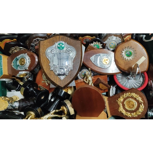 457 - Collection of various sports trophies and plaques, available in wood and metal finishes, including s... 