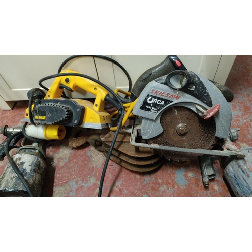 458 - This lot comprises a DeWalt planer, a Skilsaw circular saw, two paint spray guns, and a Parkside pai... 