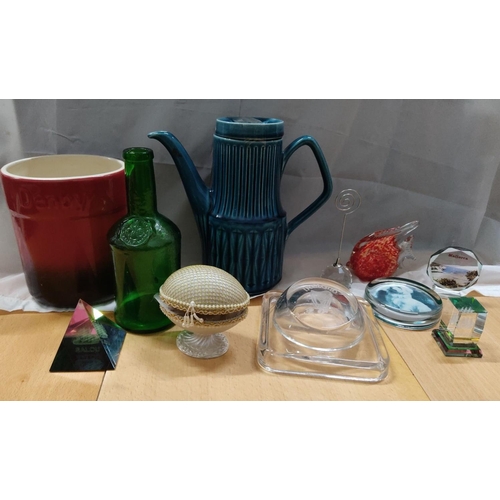 473 - Mixed lot of decorative items, including a Sadler England blue ceramic teapot, a Denby red crockery,... 