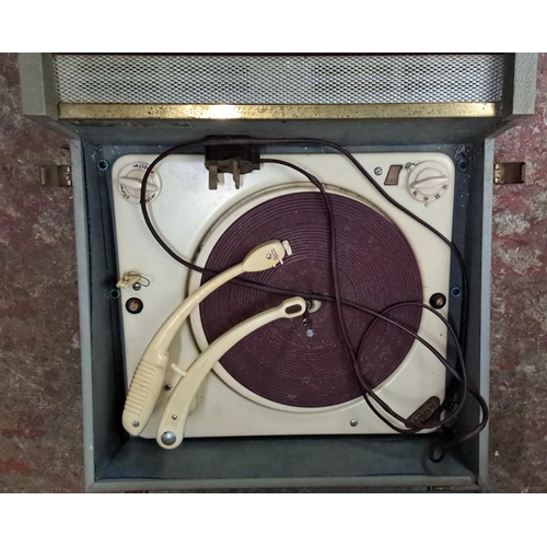 82 - Murphy vintage radio with a tuner and volume control. Features stations panel and fine weld mesh gri... 