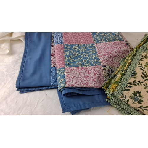 576 - Set of two fabric pieces: a blue and patchwork quilt, and a floral tapestry with green trim.