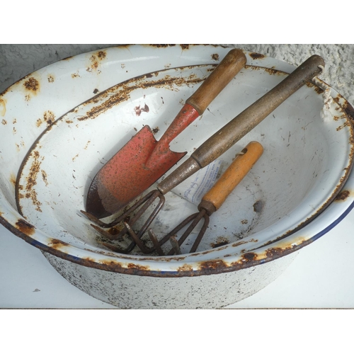 29 - A vintage enamel basin and an assortment of flower pots.