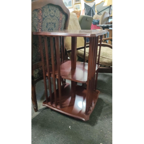 544 - Mahogany revolving bookshelf, from the late 20th century, featuring multiple tiers and a classical d... 