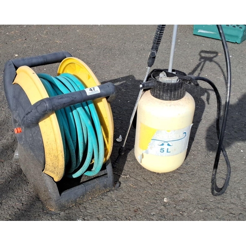 47 - Garden hose reel with hose and 5-liter pump sprayer.