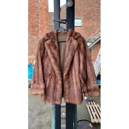 80 - Vintage brown fur coat with a tailored collar and full lining. The coat features a classic design.