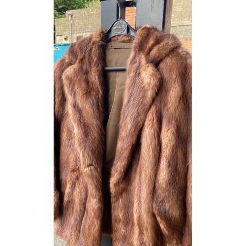 80 - Vintage brown fur coat with a tailored collar and full lining. The coat features a classic design.