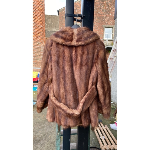 80 - Vintage brown fur coat with a tailored collar and full lining. The coat features a classic design.