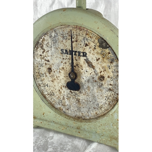 85 - Vintage Salter Scale No.34 with a 20 lb capacity, made in England. It features a metal weighing tray... 