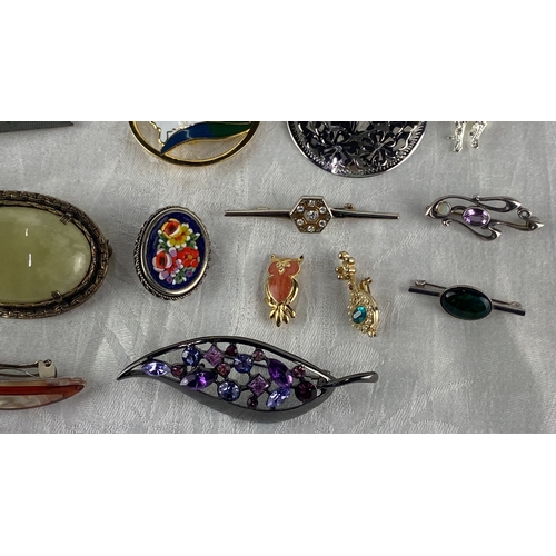 95 - Collection of vintage brooches and pins featuring various designs and materials, such as gemstones, ... 