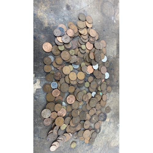 126 - Mixed lot of assorted coins, including British pennies, halfpennies, Threepence, and various other d... 