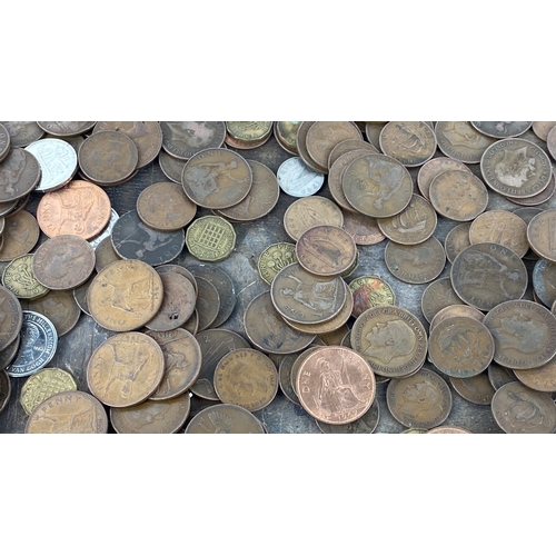 126 - Mixed lot of assorted coins, including British pennies, halfpennies, Threepence, and various other d... 