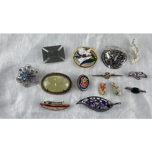 95 - Collection of vintage brooches and pins featuring various designs and materials, such as gemstones, ... 