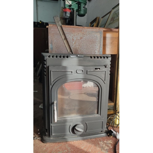 453 - Cast iron wood-burning stove with front-loading door, complete with metal firebricks, measuring 60cm... 