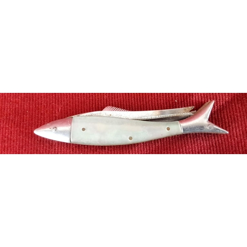 11 - A fish-shaped pocket knife with mother-of-pearl scales from early to mid-20th century.