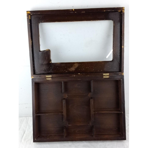 58 - Early 20th-century carved wooden cigar display case featuring a portrait of Willem II, titled 