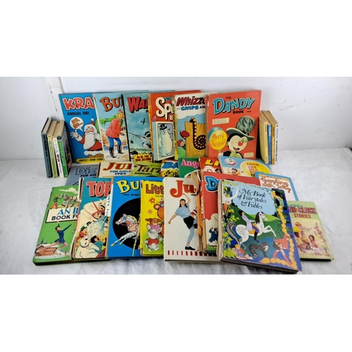 70 - Collection of vintage annuals and books, including titles such as 