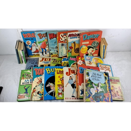 70 - Collection of vintage annuals and books, including titles such as 