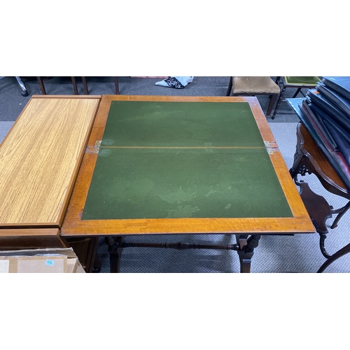 453 - A stunning antique/ Victorian turnover leaf games table.