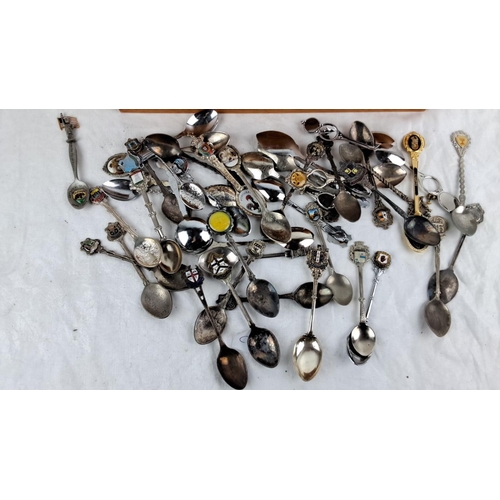 116 - Collection of souvenir spoons featuring various landmark designs, housed in a wooden storage box.