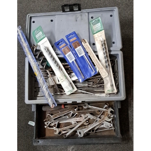 124 - Mixed lot of tools featuring various sizes and types of drill bits, including Ridgeway and Rawplug b... 