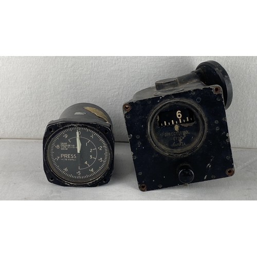 65 - Vintage aircraft instrumentation set includes a pressure gauge (Type IT, 1-11-5, -1 to +5 PSI) and a... 