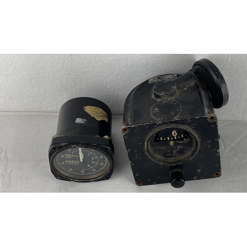 65 - Vintage aircraft instrumentation set includes a pressure gauge (Type IT, 1-11-5, -1 to +5 PSI) and a... 